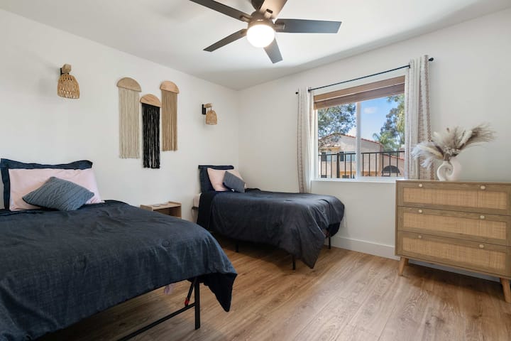 С плюшено спално бельо, топли текстури и внимателно подбран декор, тази уютна, но стилна спалня изглежда като ваше лично скривалище.