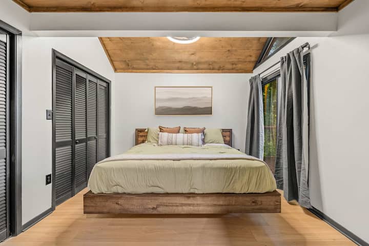 غرفة نوم في الطابق السفلي. كلا السريرين عبارة عن أسرّة كبيرة عائمة!