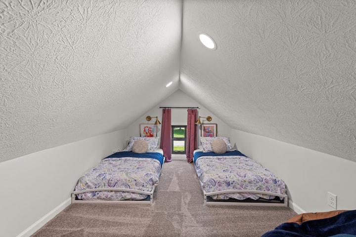 ¡Acogedor ambiente loft en el segundo piso!  Dos camas individuales, perfectas para un sueño dulce. ✨ #dreamydecor