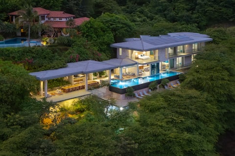 Luxury Villa: Ocean Views, Full Staff & Breakfast