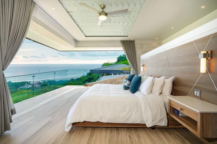 Luxury Villa: Ocean Views, Full Staff & Breakfast