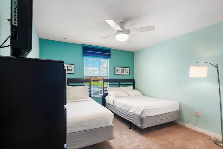 - Спокојна спална соба со двоен и единечен кревет, совршена за флексибилни аранжмани за спиење - Светлите тиркизни ѕидови и третмани со пруги додаваат весел допир - модерното осветлување ја подобрува удобната, релаксирачка атмосфера