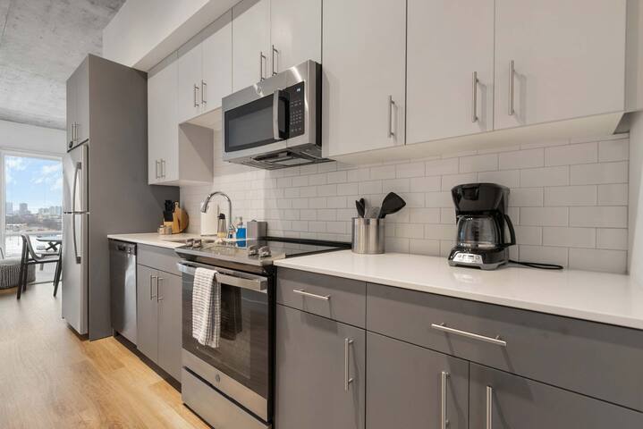 4BR Steps to “L”, Explore City, For Groups gallery image 2