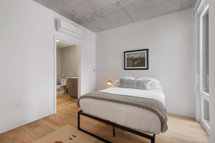 Lincoln Park 4BR, Easy Group Trip, Sleeps 8 gallery image 2