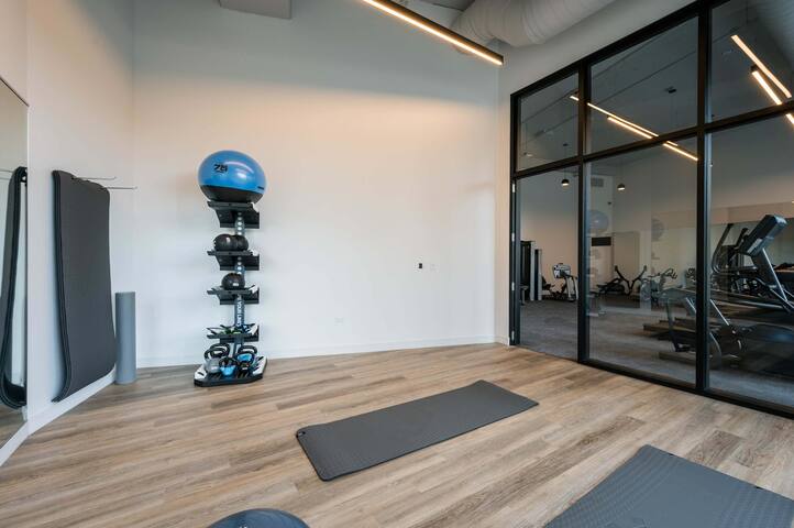 Lincoln Park 4BR, Easy Group Trip, Sleeps 8 gallery image 3