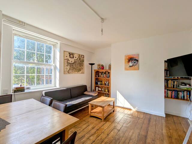 Working Desk·King bed·Spacious Living Room