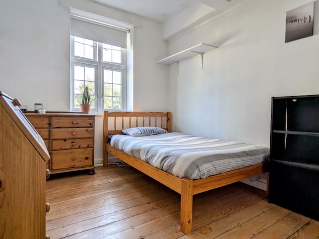 Working Desk·King bed·Spacious Living Room gallery image 2