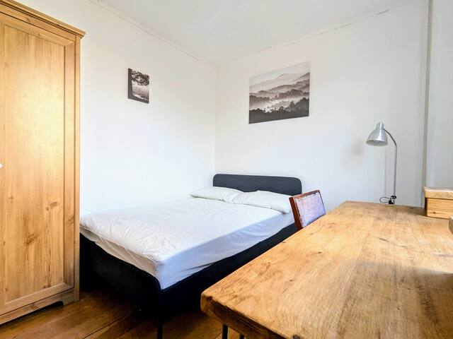 Working Desk·King bed·Spacious Living Room gallery image 5