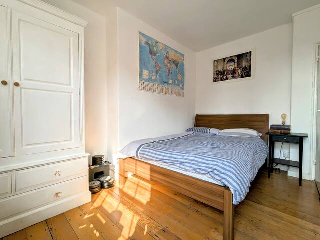 Working Desk·King bed·Spacious Living Room gallery image 4