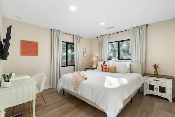 חדר שינה קינג-סייז שקט עם חלונות בהירים ועיצוב שיקי לנופש מושלם