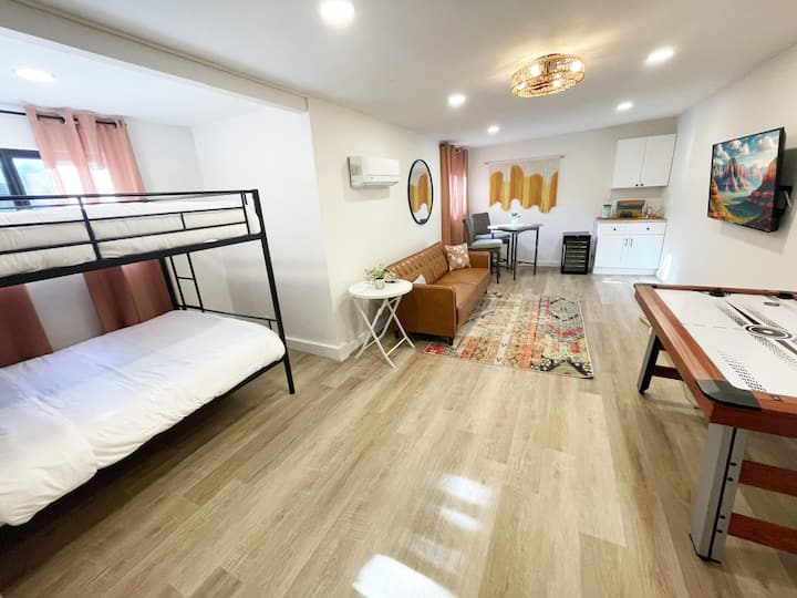 מקום אירוח מוכן להרפתקאות עם מיטות קומותיים, הוקי אוויר וספה שיקית לכיף!