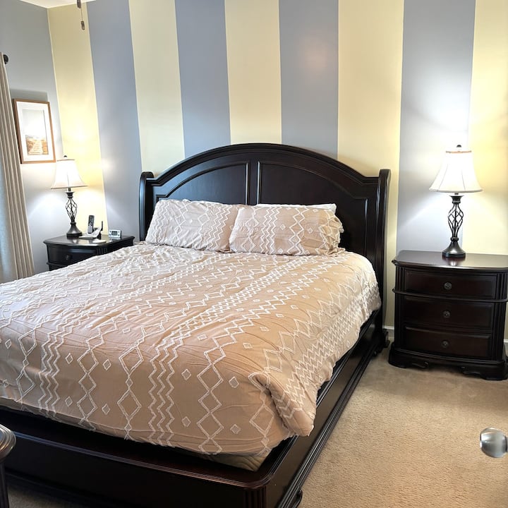 主卧配备加大双人床