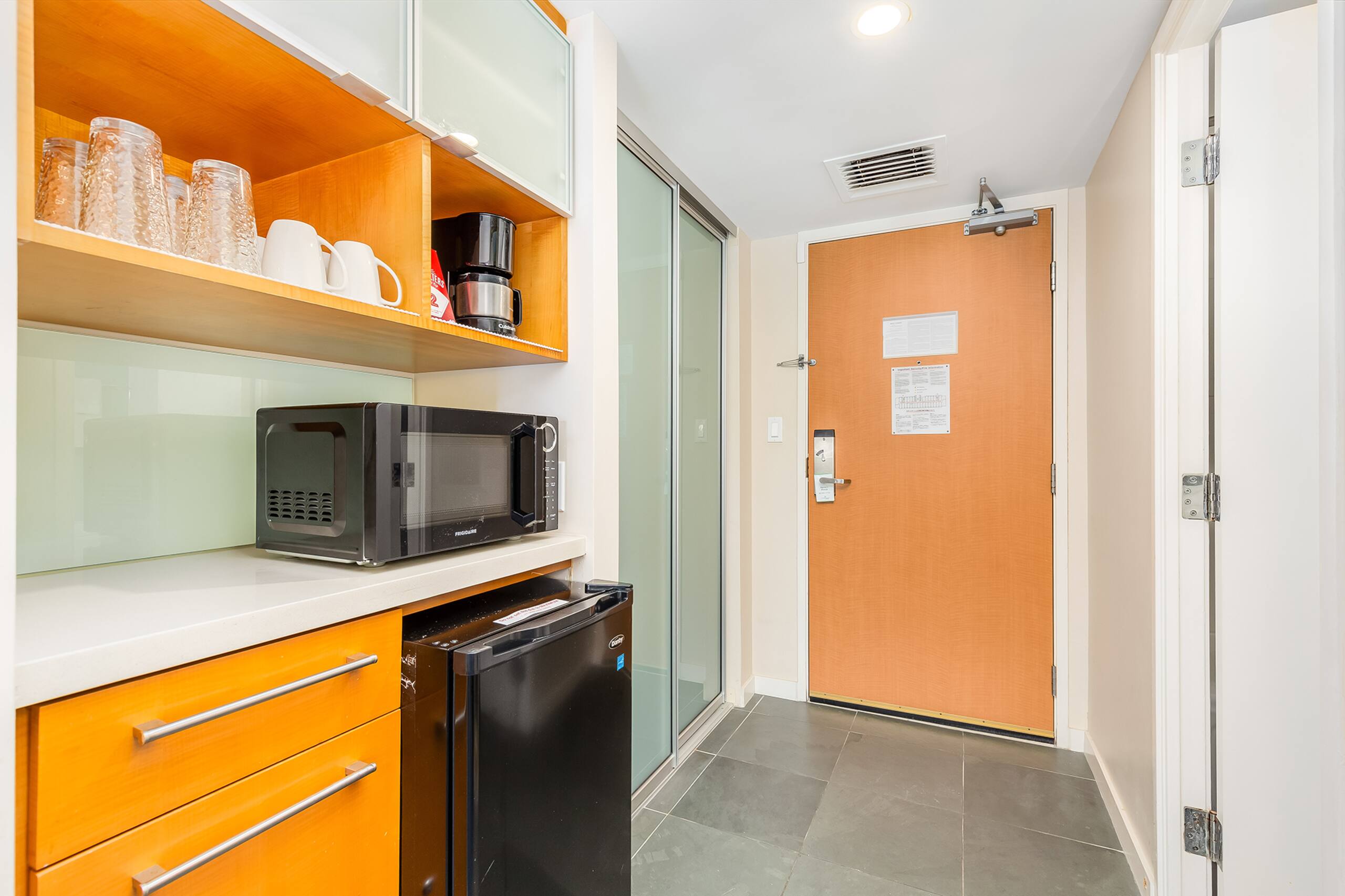 Hotel in Honolulu · ★4.33 · Studio · 2 beds · 1 shared bath - Image 12