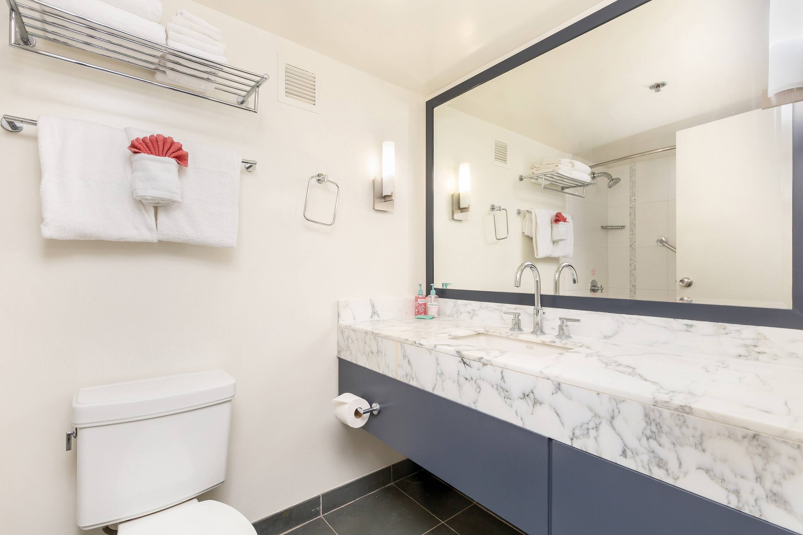 Hotel in Honolulu · ★4.33 · Studio · 2 beds · 1 shared bath - Image 30