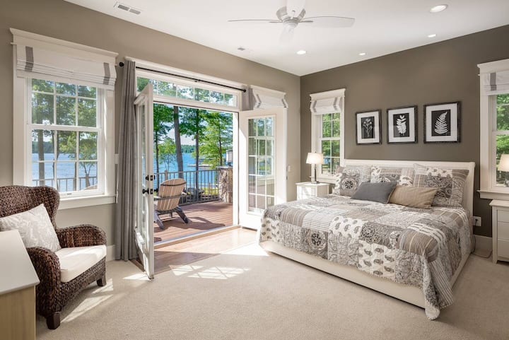 Домот има 7 спални соби, секоја со сопствена приватна бања, опремена со кварцни површини, сопствени плочки и луксузни тушеви за дожд. Шест од главните спални соби се отворени за тераси или поплочени дворови преку француски врати, кои нудат неверојатен поглед кон езерото.