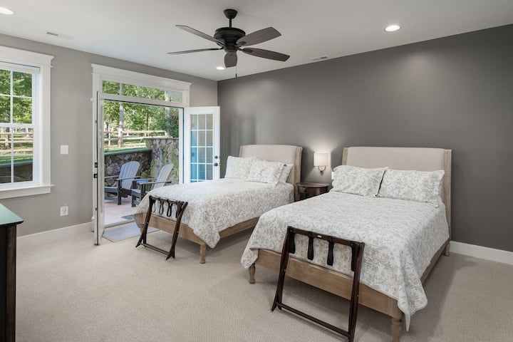 Домот има 7 спални соби, секоја со сопствена приватна бања, опремена со кварцни површини, сопствени плочки и луксузни тушеви за дожд. Шест од главните спални соби се отворени за тераси или поплочени дворови преку француски врати, кои нудат неверојатен поглед кон езерото.