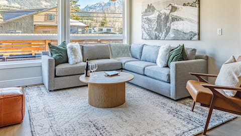 Top performing Airbnb: Aurora Lights - Luxe Townhouse Private Hot Tub in Alberta Rockies