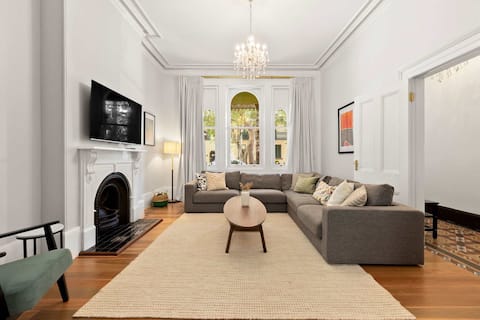 Elegant 6-Bed Home with Harbour Views