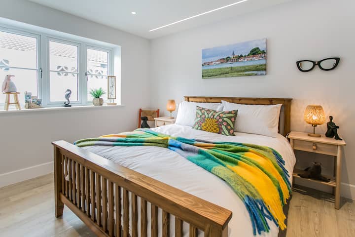 Lit king size au rez-de-chaussée