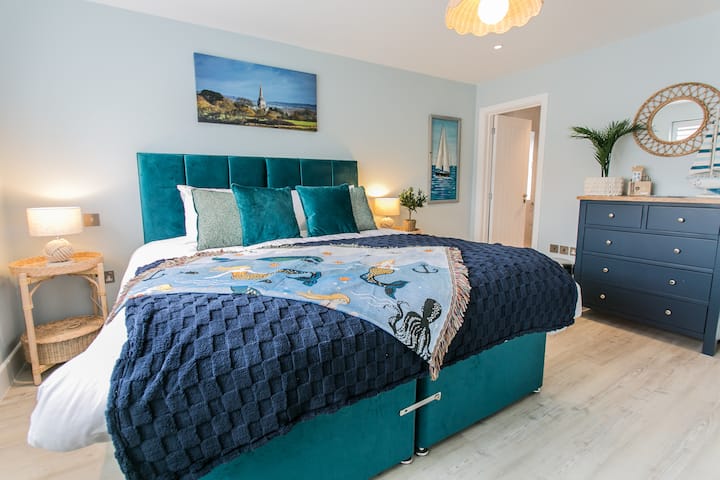 Superking bedroom (or 2 singles) ensuite