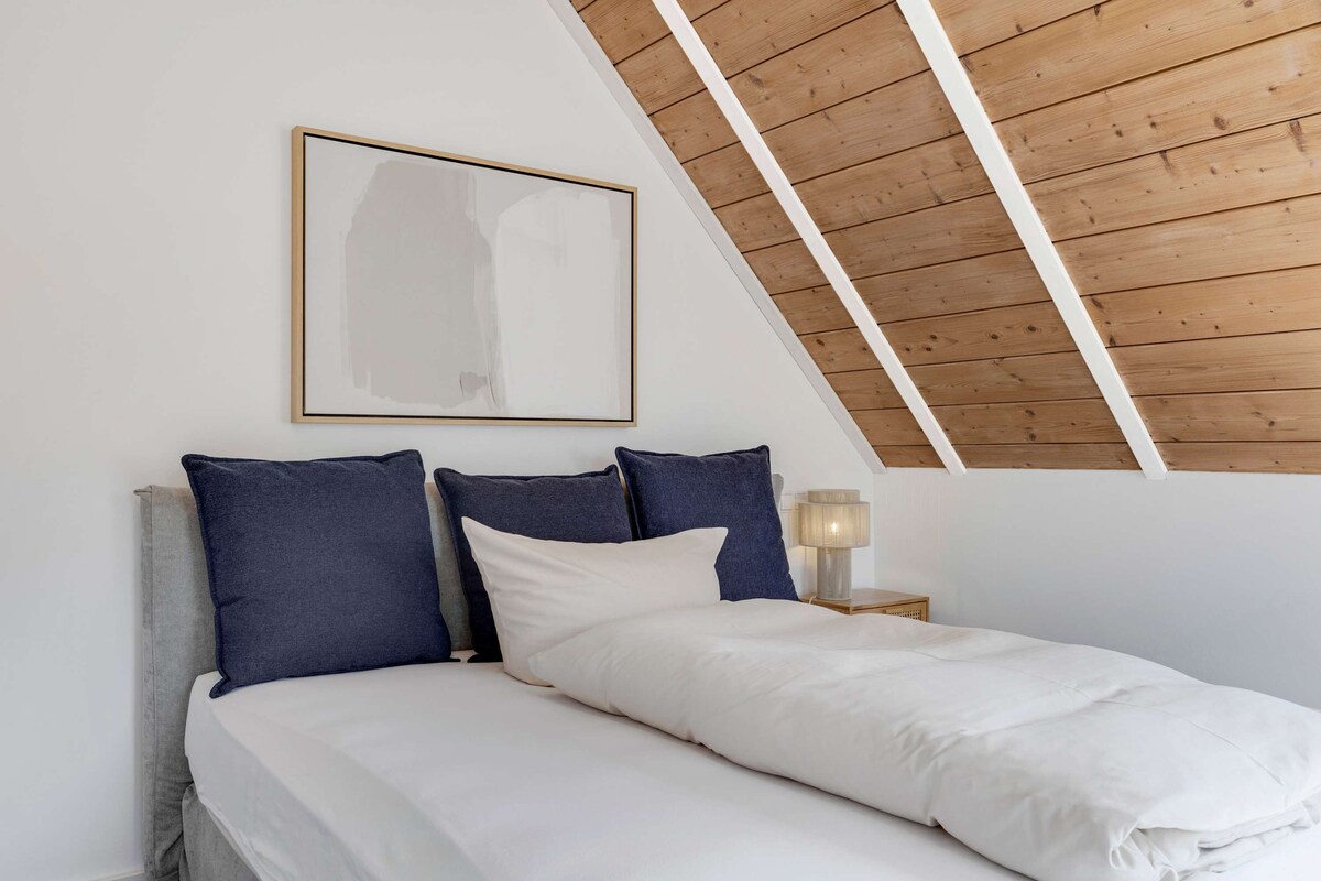 ห้องนอน 2 – ผ่อนคลายและอบอุ่น