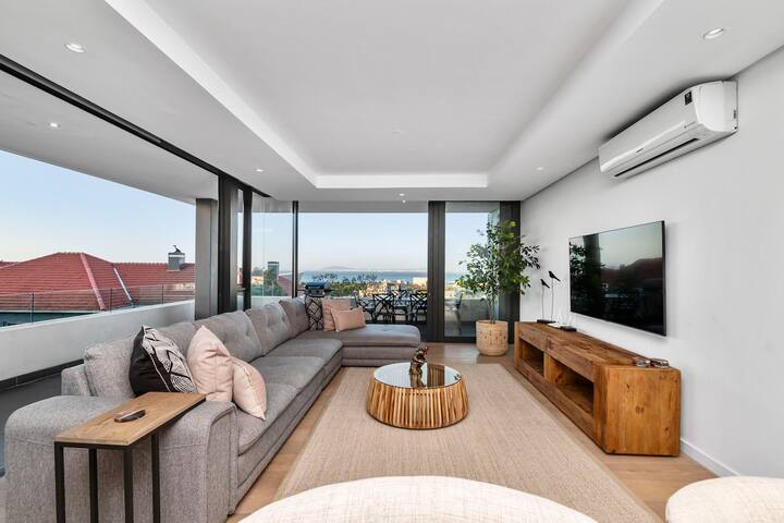 Modern Luxury 3-bed in Green Point, amazing views.