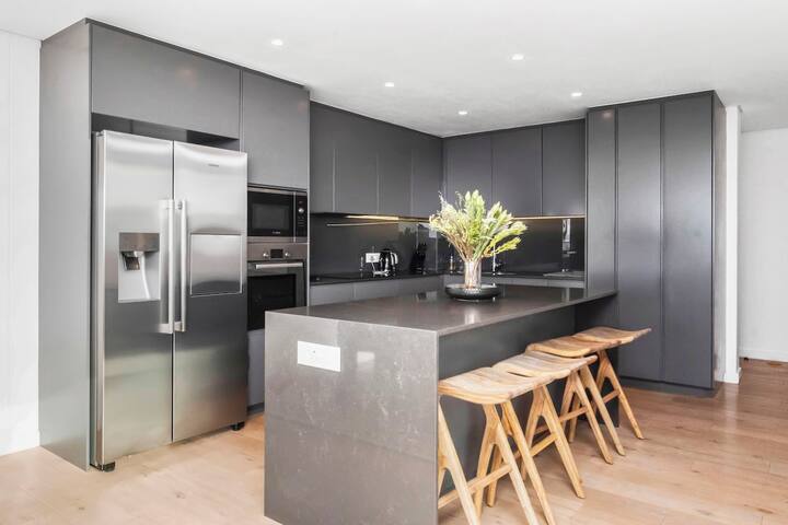 Modern Luxury 3-bed in Green Point, amazing views. gallery image 5
