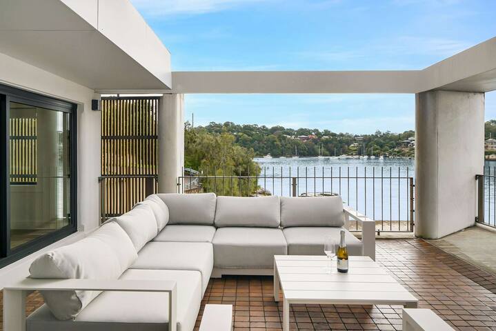 Neighbouring Sydney Harbour Retreats for 12 guests gallery image 3
