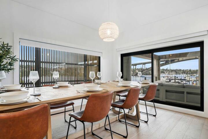 Neighbouring Sydney Harbour Retreats for 12 guests gallery image 4