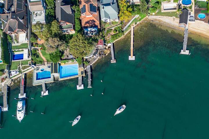 Neighbouring Sydney Harbour Retreats for 12 guests gallery image 2