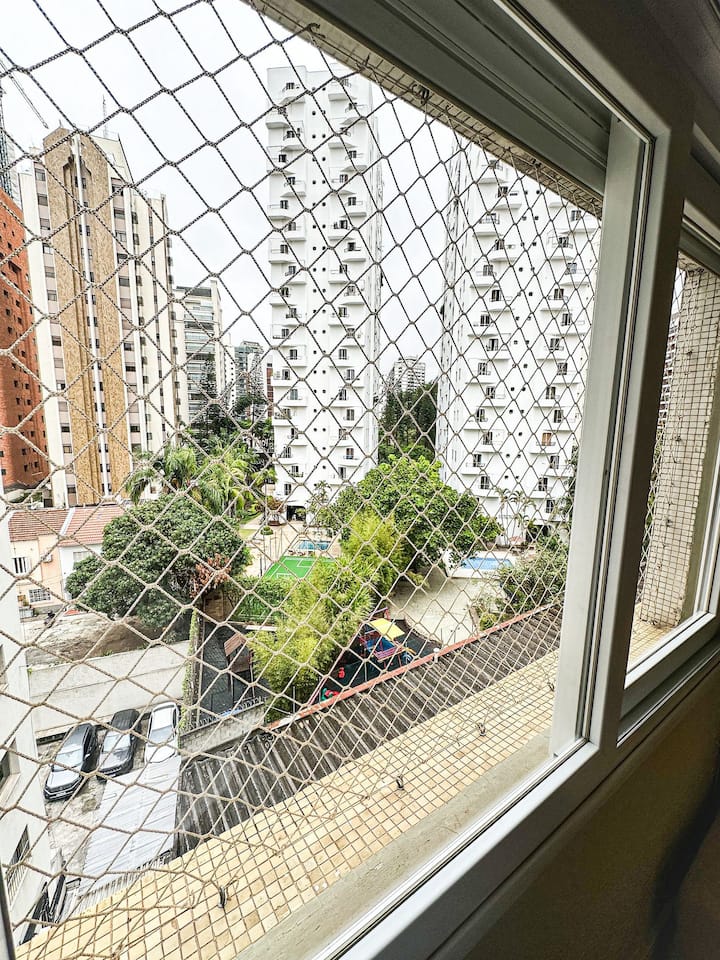 Chambre, vue sur la ville