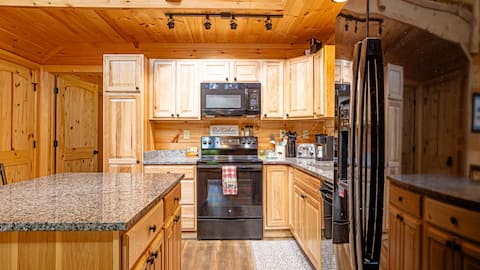 Popular Airbnb listing: Crab Creek Cabin in Flat Rock