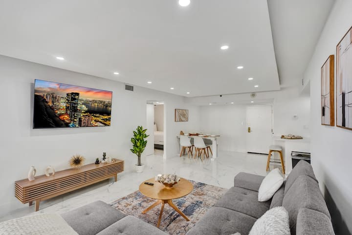 Cozy Ocean View Condo / Beach Service / 610 - Miami Beach, FL