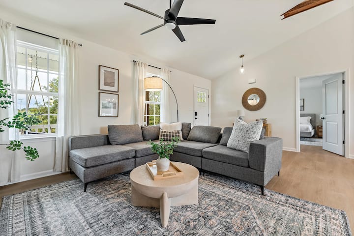 Lake Anna Getaway • Hottub, Gameroom & Lake Toys - Lake Anna, VA
