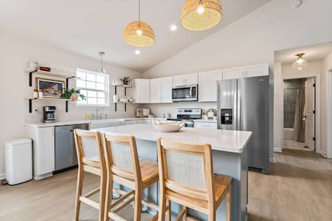 Lake Anna Getaway • HotTub, GameRoom & Lake Access