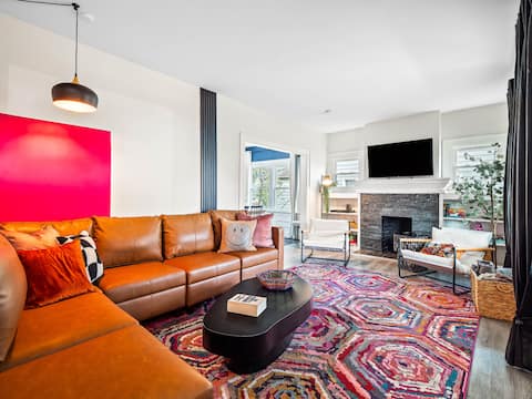 Spacious 4 Bedroom Sleeps 10 W/ Sauna and Hot Tub