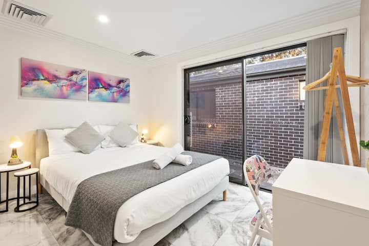 Classic Queen Room - Serenely Located - Liverpool