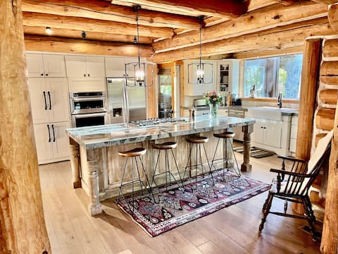 Rustic Sundance cabin, sleeps 13, hottub, firepits