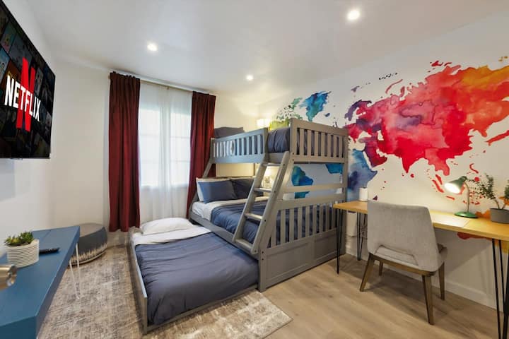 ห้องเตียงสองชั้นพร้อมเตียงขนาดใหญ่ + เตียงแฝด 2 เตียง