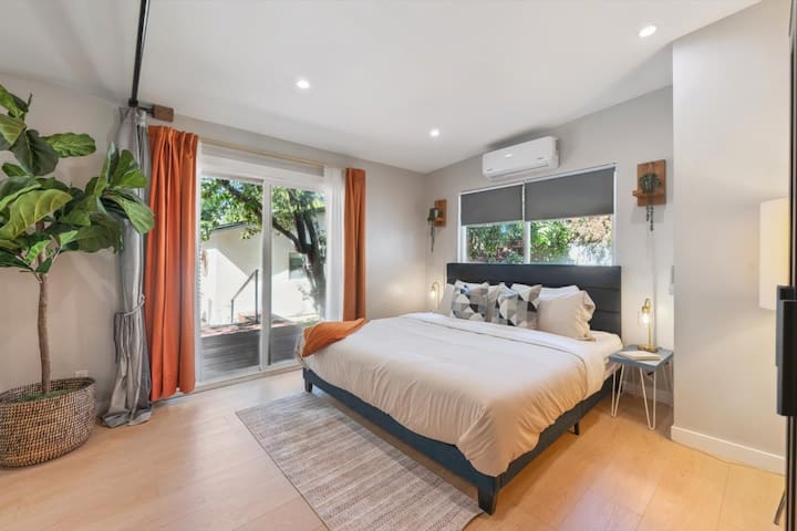 Ultimate LA Villa: Htd Pool, Ping Pong, BBQ, Gym gallery image 2