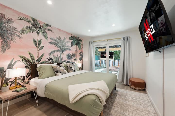 ธีมเขตร้อนสำหรับพลังงานบวกที่อยู่เบื้องหลังคุณในห้องนอนคิงไซส์นี้ด้วยม่านทึบแสงผ้าปูที่นอนคุณภาพสูงและการเข้าถึงลานด้านหลังโดยตรง