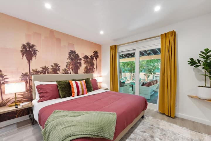 ดื่มด่ำกับเส้นขอบฟ้าของแอลเอด้านหลังคุณในห้องนอนคิงไซส์นี้ด้วยม่านทึบแสงผ้าปูที่นอนคุณภาพเยี่ยมและเข้าถึงลานด้านหลังได้โดยตรง