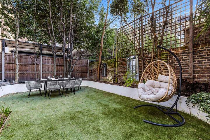 £3.5m Elegant House in prime location with garden gallery image 4