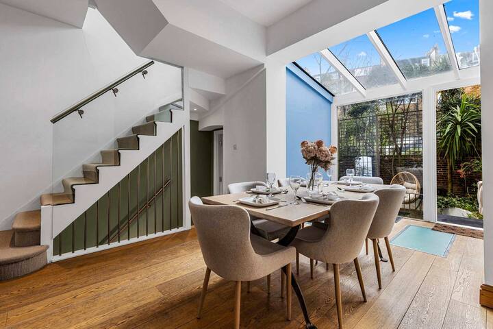 £3.5m Elegant House in prime location with garden gallery image 3