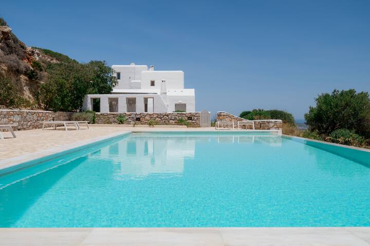 Gorgeous pool villa, stunning sea views, helipad! gallery image 2