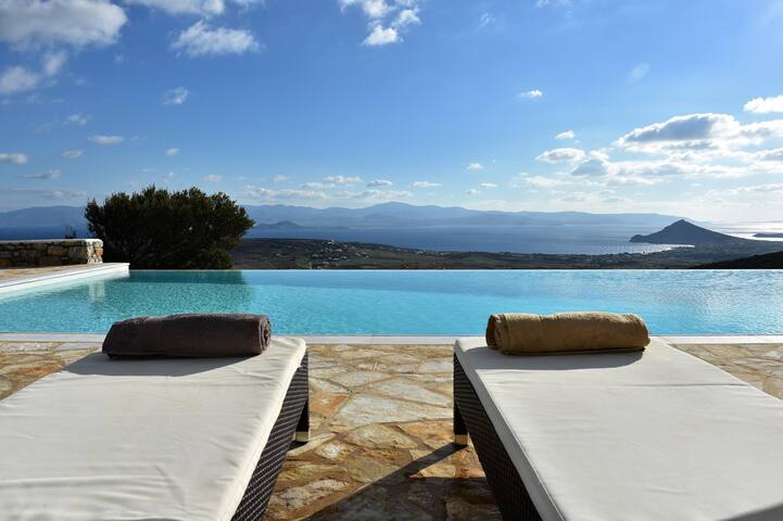 Gorgeous pool villa, stunning sea views, helipad! gallery image 3