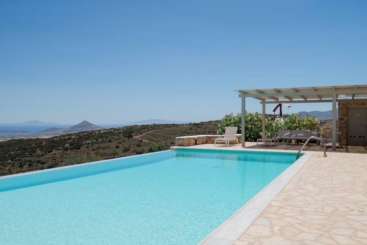 Gorgeous pool villa, stunning sea views, helipad! gallery image 4