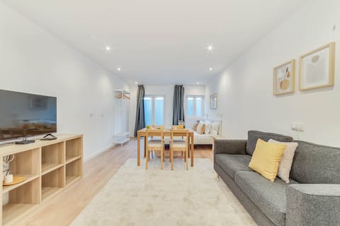 Anúncio popular: Central Charming Apartment w/Private Patio em Campolide