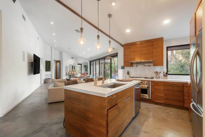 Cozy Oasis in Oakley with Basketball court, pool gallery image 3