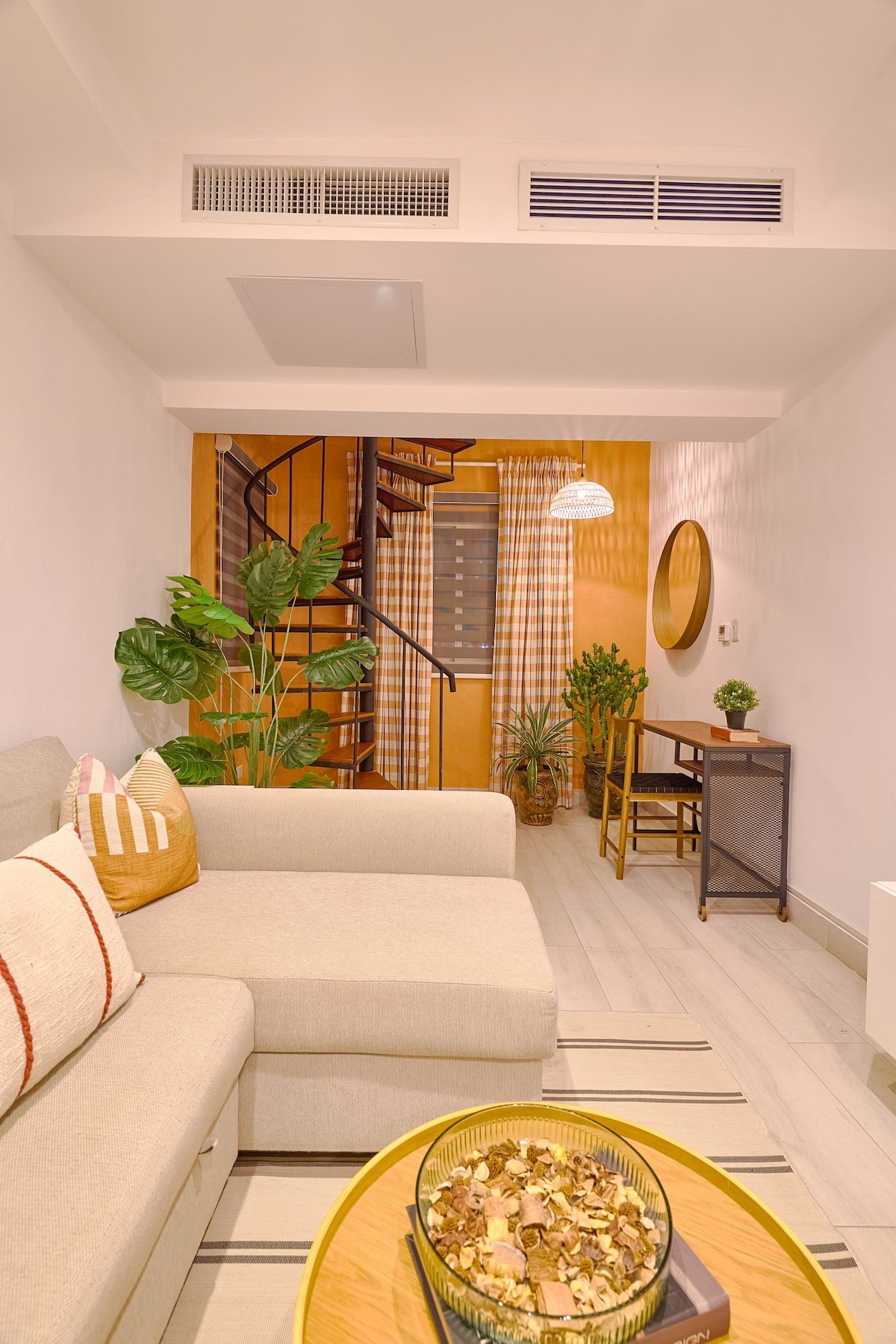 La hermosa sala de estar se complementa con escaleras elegantes, que agregan un toque de encanto y sofisticación al espacio, creando un ambiente acogedor.
